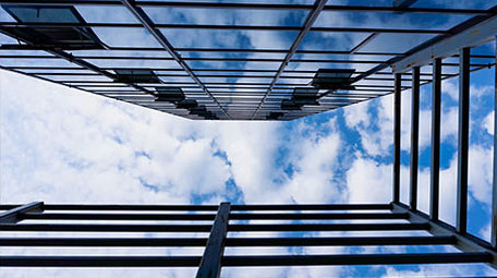 商务楼宇玻璃幕墙蓝天白云延时实拍