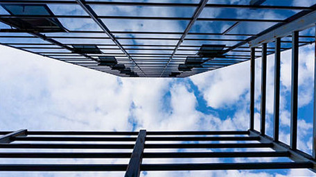 商务楼宇玻璃幕墙蓝天白云延时实拍