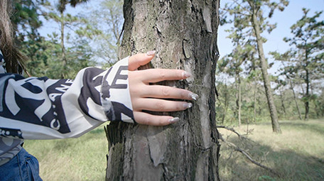 写意唯美女孩行走在森林意境素材实拍