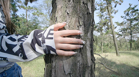 写意唯美女孩行走在森林意境素材实拍