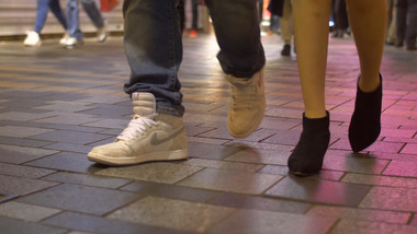 简约大气人行道人流脚步实拍素材