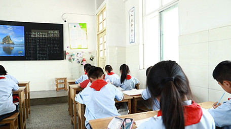 人文实用希望小学学生上自习课实拍