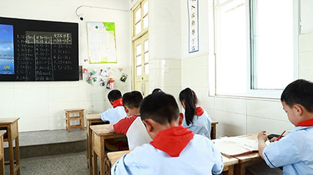 人文实用希望小学学生上自习课实拍