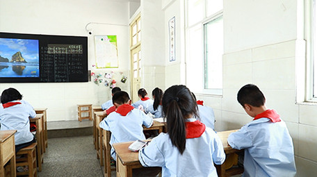 人文实用希望小学学生上自习课实拍