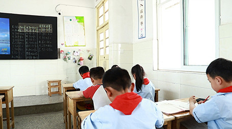 人文实用希望小学学生上自习课实拍