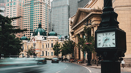 交通大气大连街头复古钟表车流交通延时