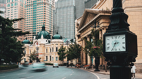 交通大气大连街头复古钟表车流交通延时
