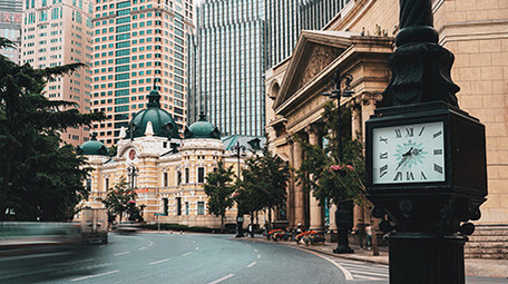 交通大气大连街头复古钟表车流交通延时
