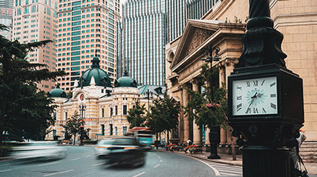 交通大气大连街头复古钟表车流交通延时