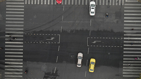 行业职业交警路面指挥交通4k航拍