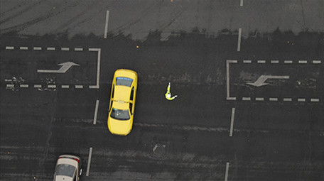 行业职业交警路面指挥交通4k航拍