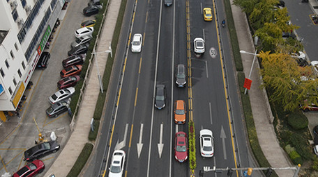 行业职业交警路面指挥交通4k航拍