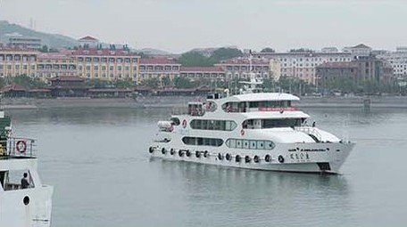 交通运输海上客运游轮海鸥飞翔轮船行驶