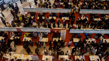 冬季人才招聘市场人头攒动延时实拍素材