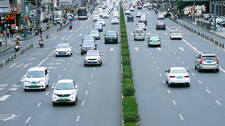 城市大气马路车流延时摄影