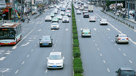 城市大气马路车流延时摄影