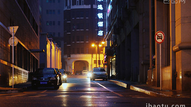 城市风景简约大连夜晚街头车流街景实拍