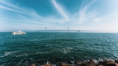 自然壮丽大海海浪波涛汹涌海边蓝天白云延时