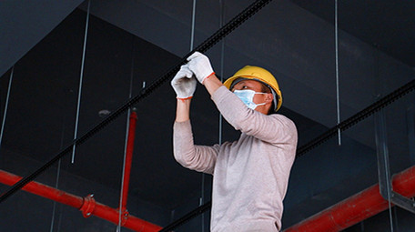 行业简约工地工人脚手架上施工