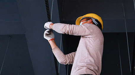 行业简约工地工人脚手架上施工