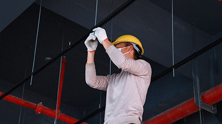 行业简约工地工人脚手架上施工