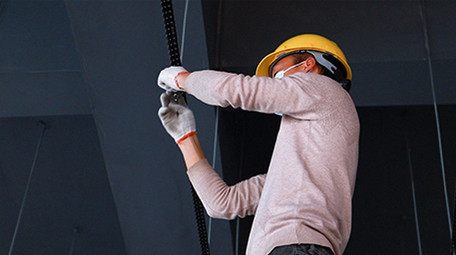 行业简约工地工人脚手架上施工