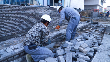 行业职业泥水匠瓦工用水泥砌墙实拍