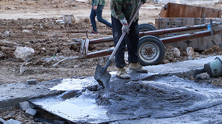 行业职业泥水匠瓦工用水泥砌墙实拍
