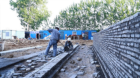 行业职业泥水匠瓦工用水泥砌墙实拍