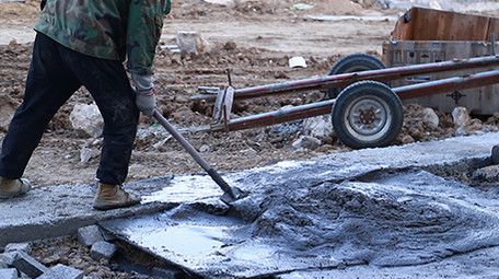 行业职业泥水匠瓦工用水泥砌墙实拍