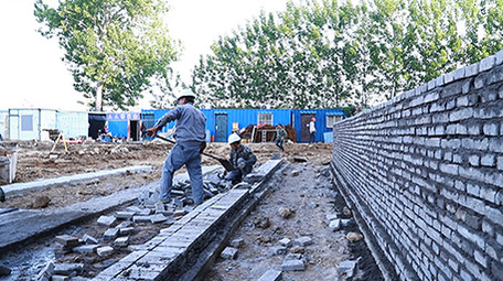 行业职业泥水匠瓦工用水泥砌墙实拍