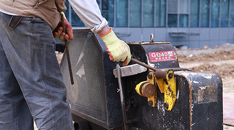 行业简约工地工人切钢筋