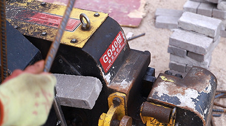 行业简约工地工人切钢筋