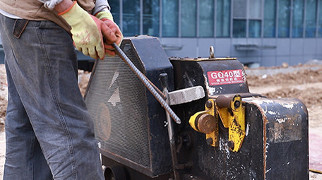 行业简约工地工人切钢筋
