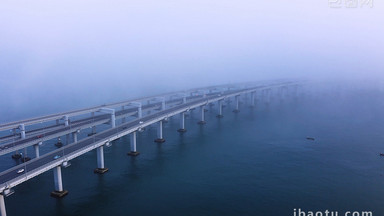 交通大气大连跨海大桥雾气车流交通航拍