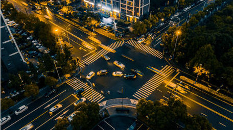 交通城市大气日转夜十字路口车流延时航拍