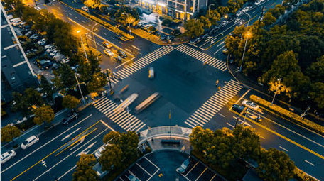 交通城市大气日转夜十字路口车流延时航拍