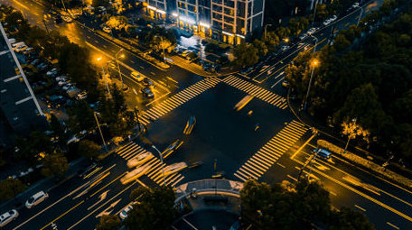 交通城市大气日转夜十字路口车流延时航拍