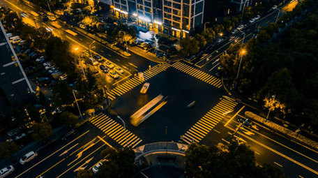 交通城市大气日转夜十字路口车流延时航拍