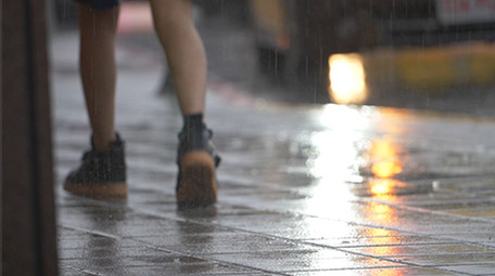 城市简约清新城市雨夜脚步车轮升格实拍素材