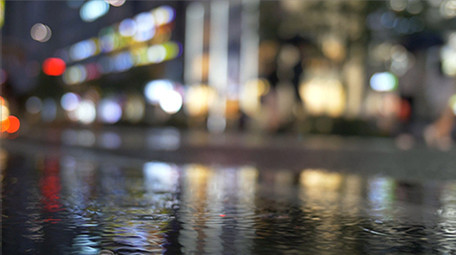 城市简约清新城市雨夜脚步车轮升格实拍素材