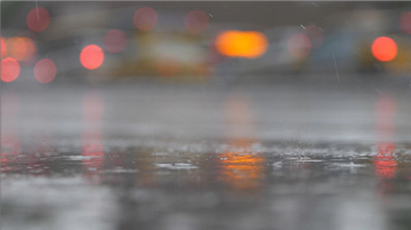 城市简约清新城市雨夜脚步车轮升格实拍素材