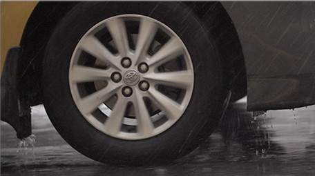 城市简约清新城市雨夜脚步车轮升格实拍素材