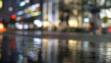 城市简约清新城市雨夜脚步车轮升格实拍素材