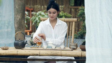 中国风纱帘美女微风倒茶端茶饮茶