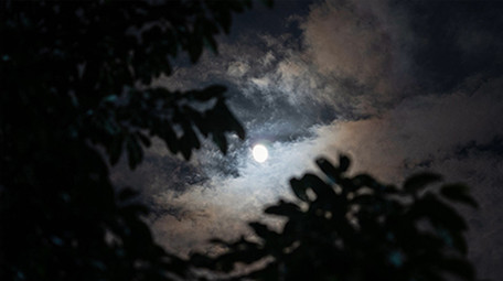 自然简约夜晚天空月亮云层移动变化延时