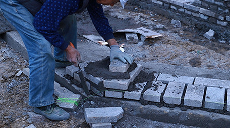 行业简约工人工地水泥砌墙