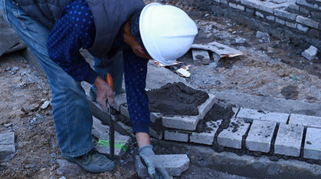 行业简约工人工地水泥砌墙