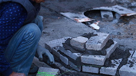 行业简约工人工地水泥砌墙