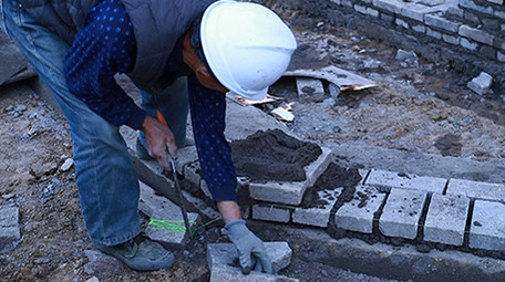 行业简约工人工地水泥砌墙